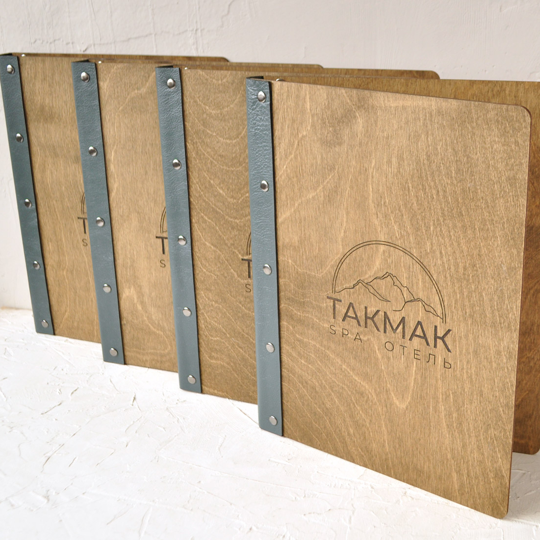 меню из дерева и кожи на кольцах с логотипом купить или заказать с доставкой