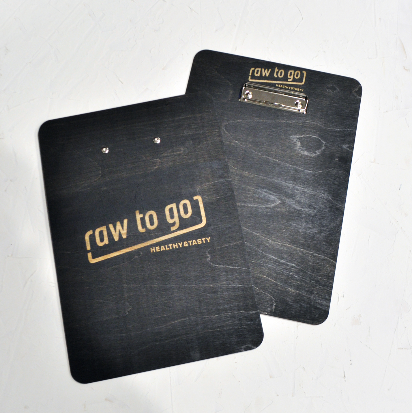 планшет для меню с зажимом деревянный с гравировкой логотипа купить или заказать