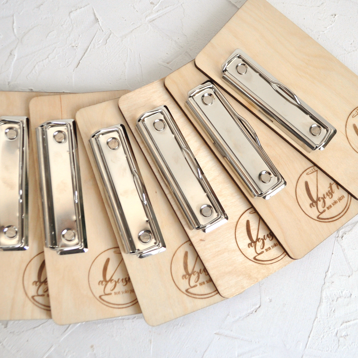 Счетница планшет с зажимом деревянная с гравировкой логотипа купить для кафе или ресторана