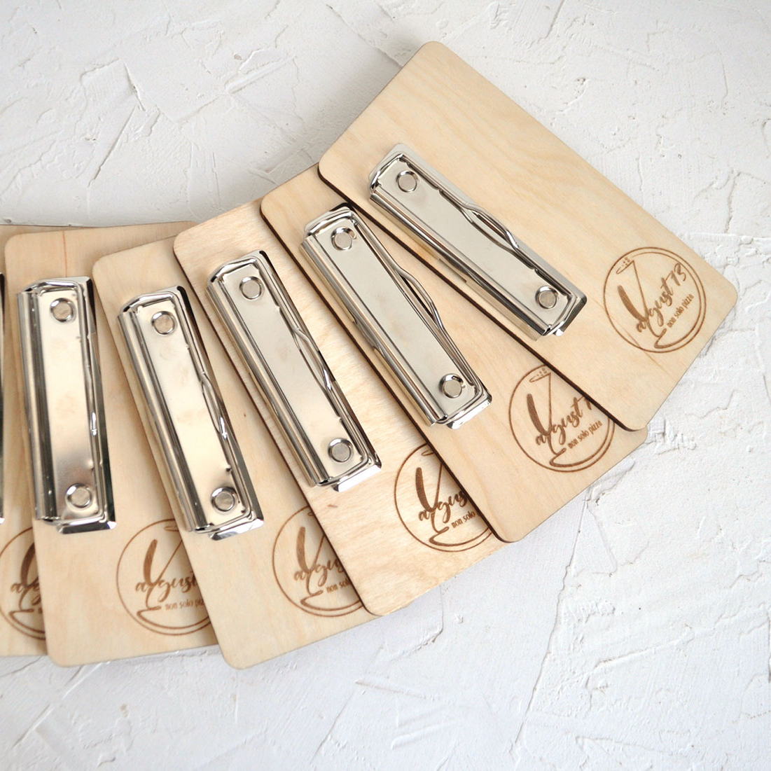 Счетница планшет с зажимом деревянная с гравировкой логотипа купить для кафе или ресторана