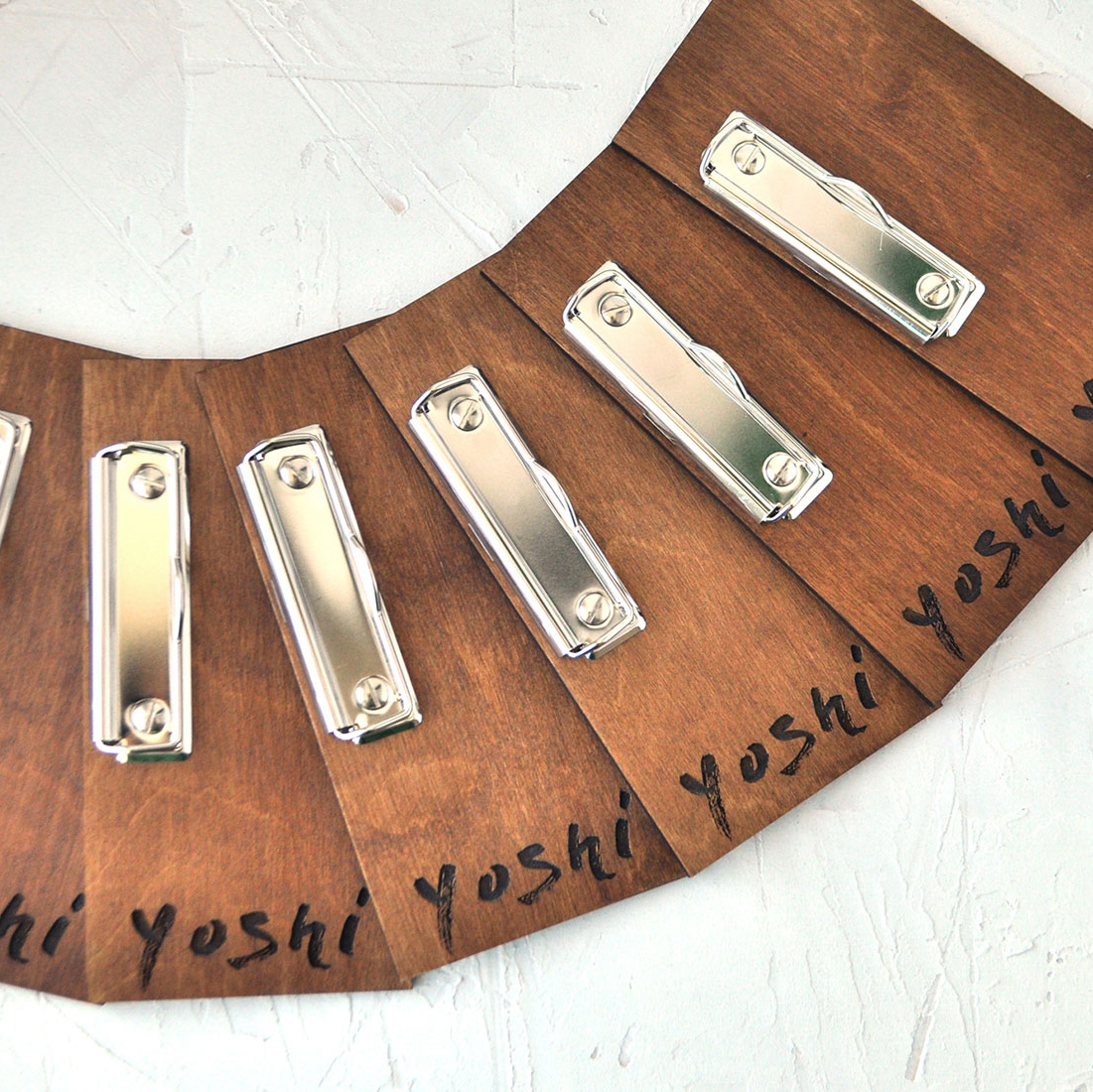 Счетница планшет с зажимом деревянная с гравировкой логотипа купить для кафе или ресторана