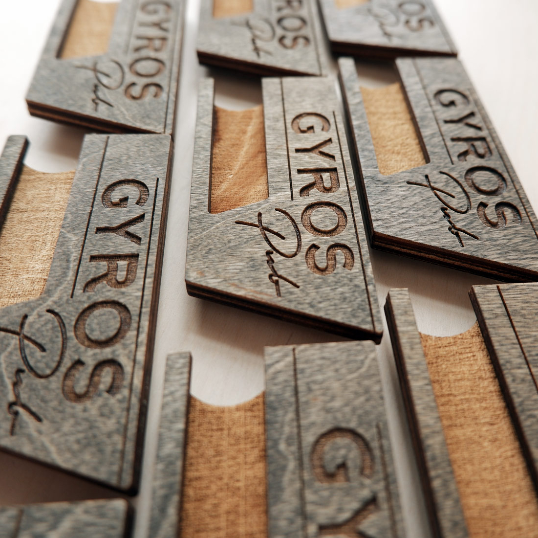 бейджи из дерева с гравировкой логотипа и окошком для имени купить или заказать с доставкой