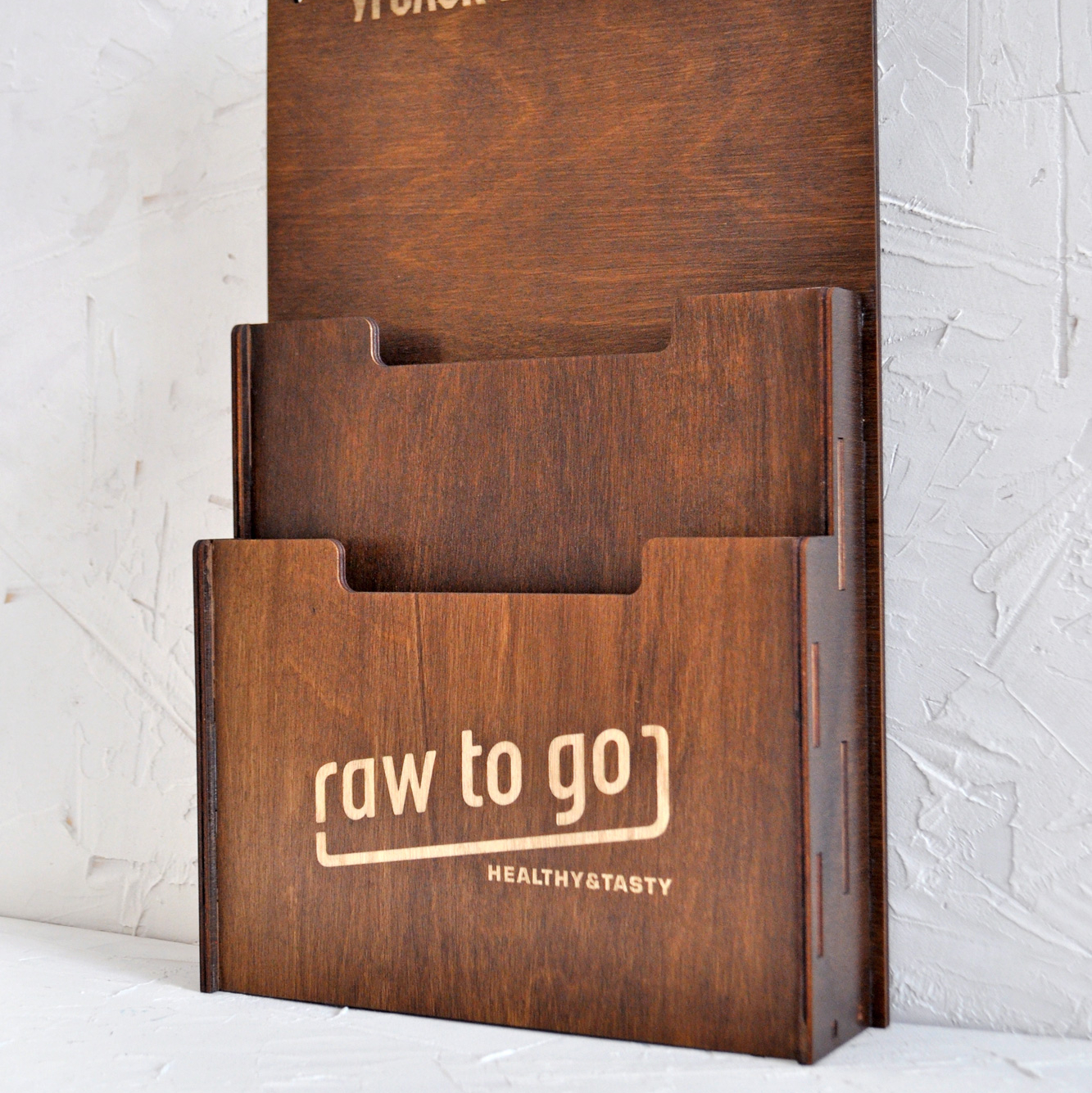 уголок потребителя деревянный с гравировкой логотипа купить заказать с доставкой