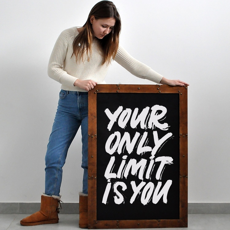 меловая доска с декоративной рамкой украшенная латунными гвоздиками купить заказать