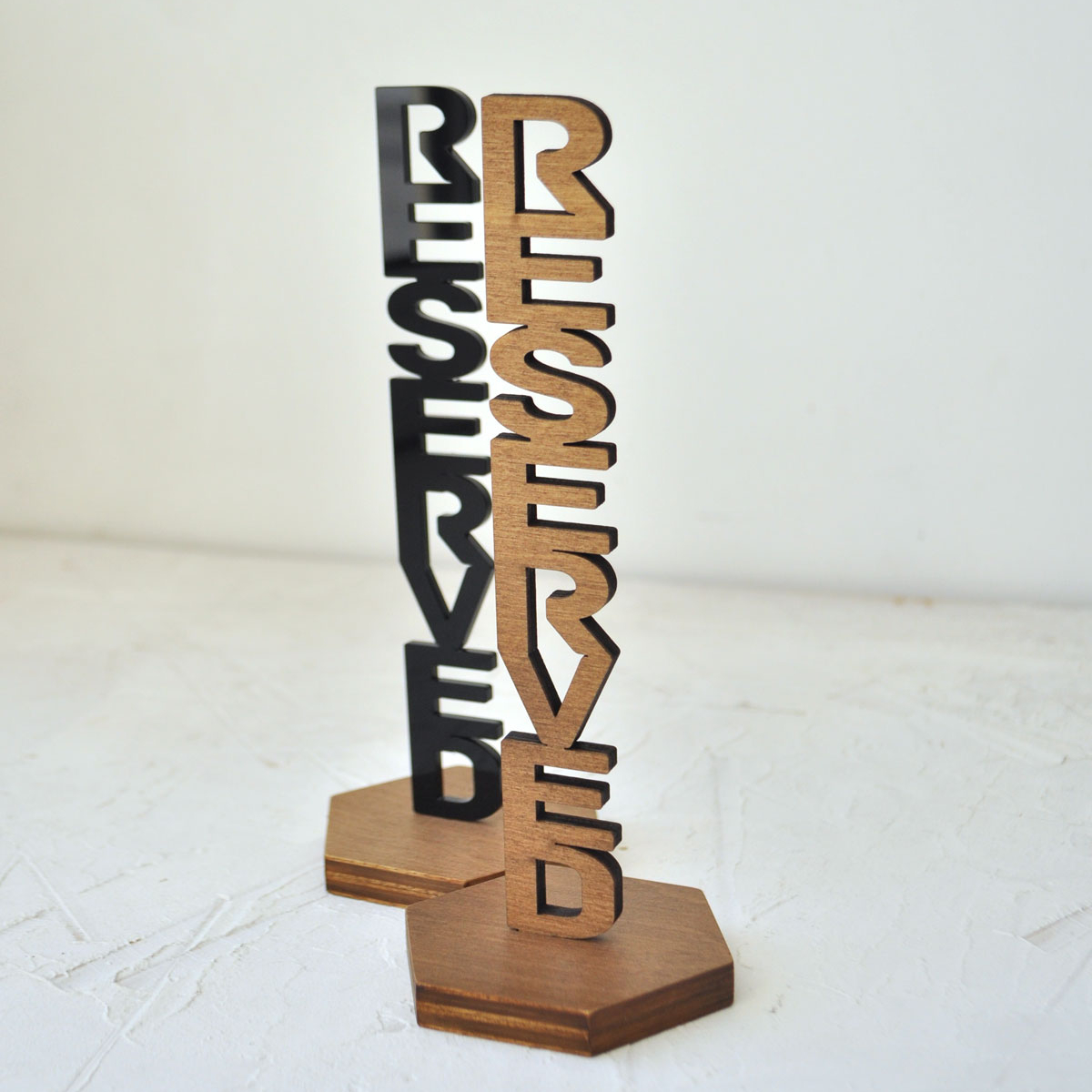 необычная резная  деревянная табличка резерва для кафе или ресторана купить или заказать