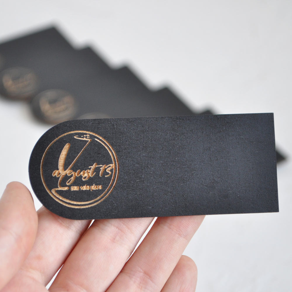 меловой бейдж из дерева с гравировкой логотипа на магните купить или заказать с доставкой