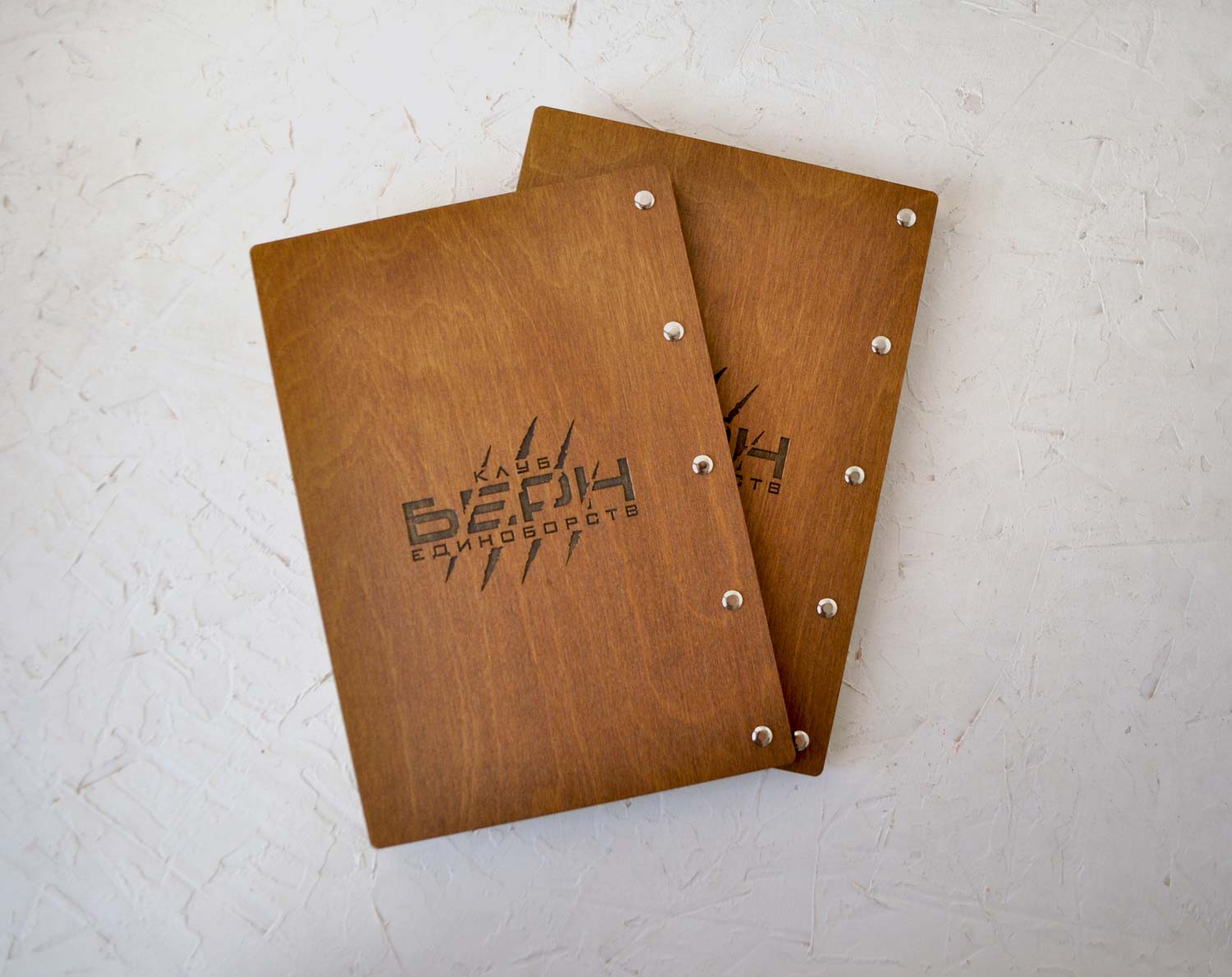 Планшет для меню с прижимной планкой на винтах