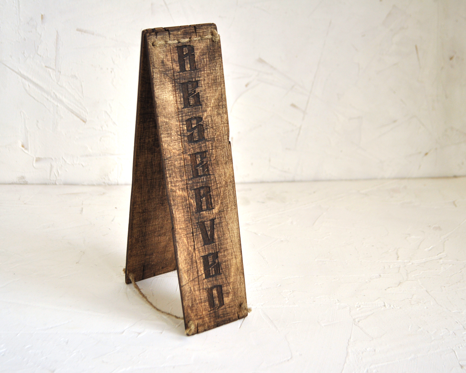 Табличка резерва стола под старину