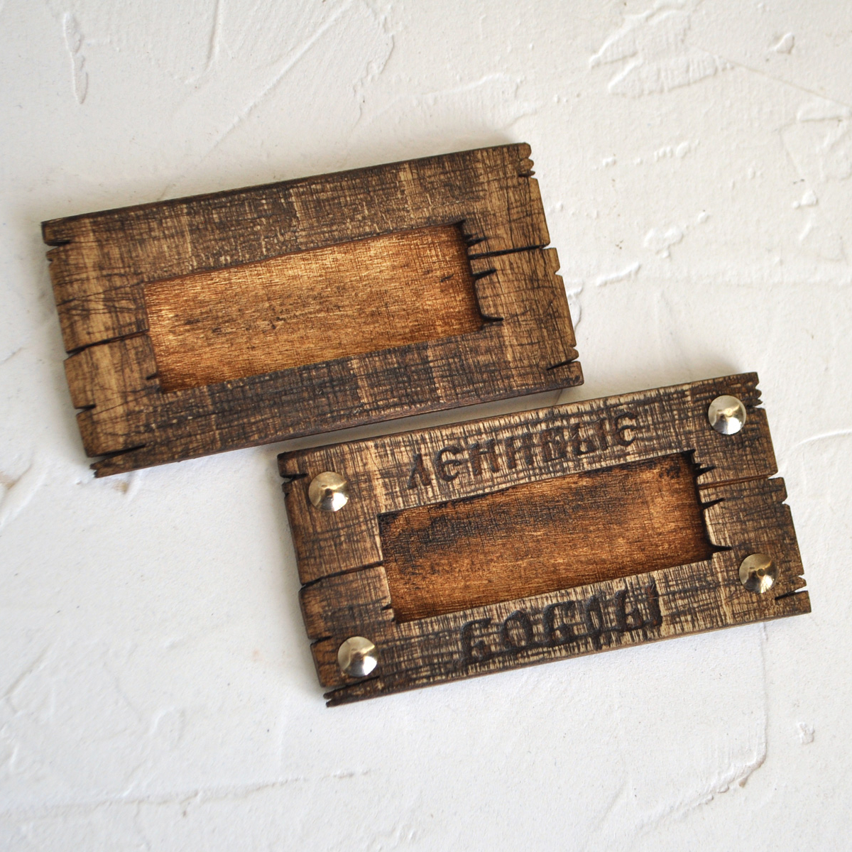 бейдж деревянный с окошком для имени на магните с логотипом на заказ