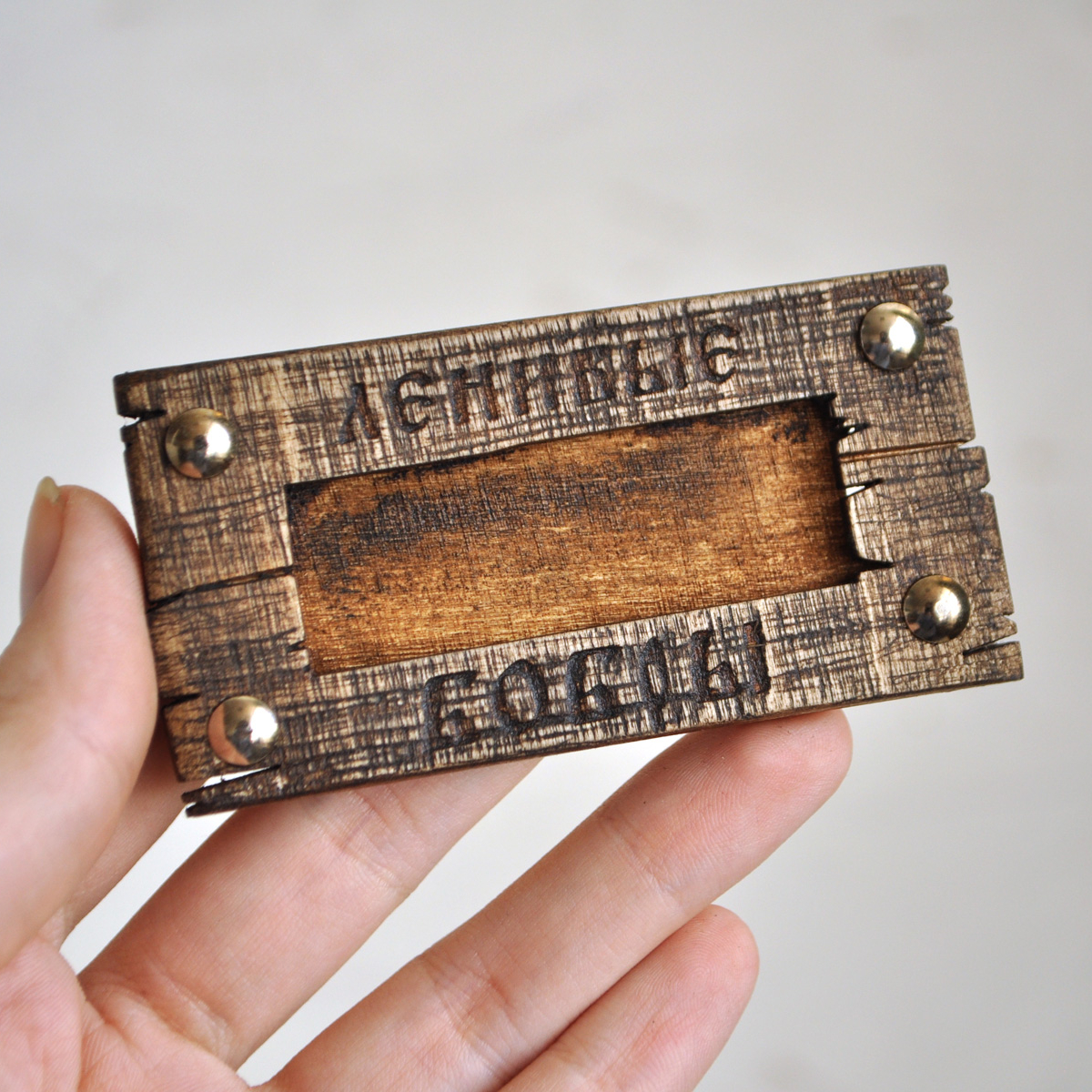 бейдж деревянный с окошком для имени на магните с логотипом на заказ