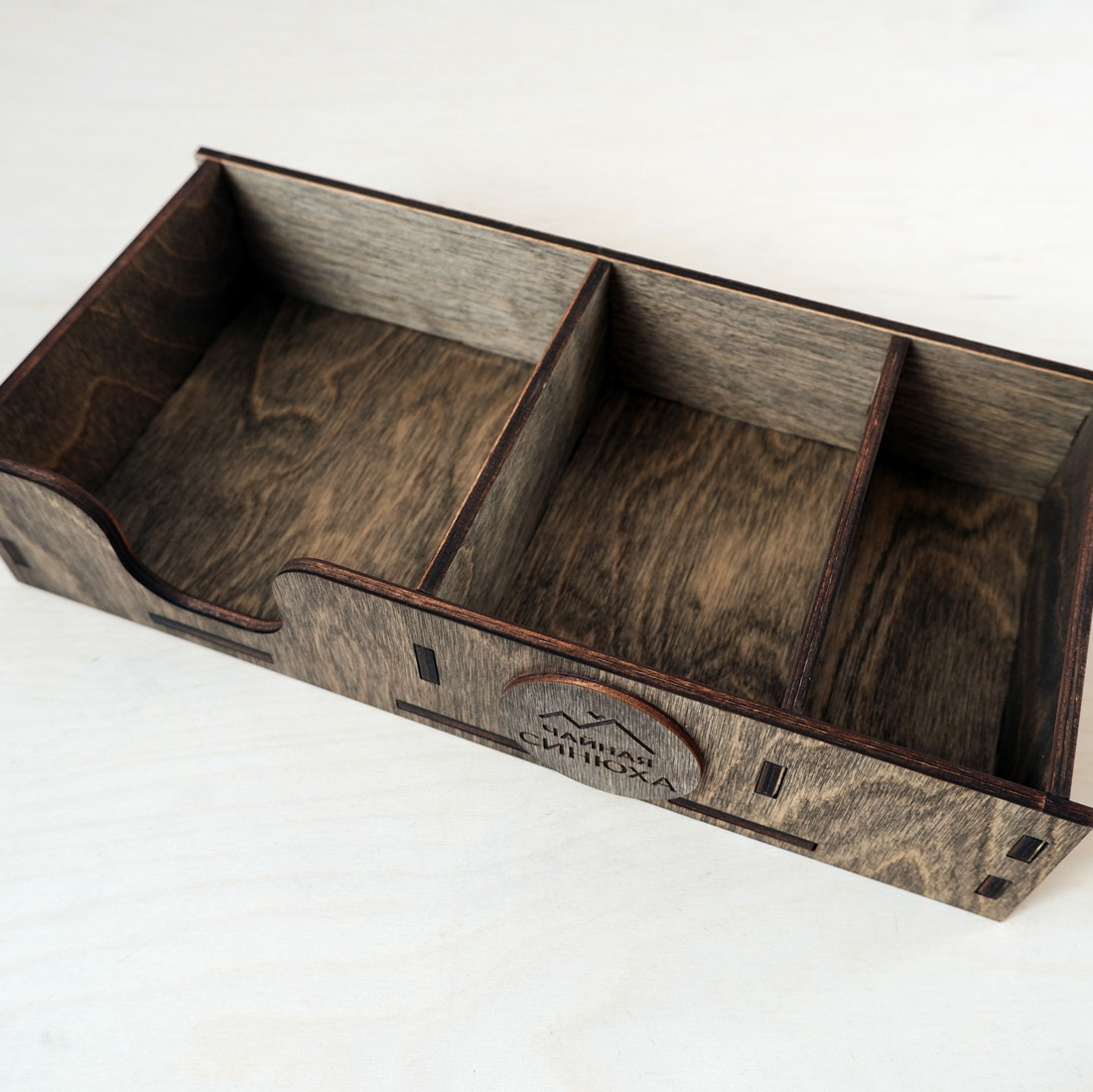 деревянный органайзер под салфетки и специи с гравировкой логотипа заказать с доставкой