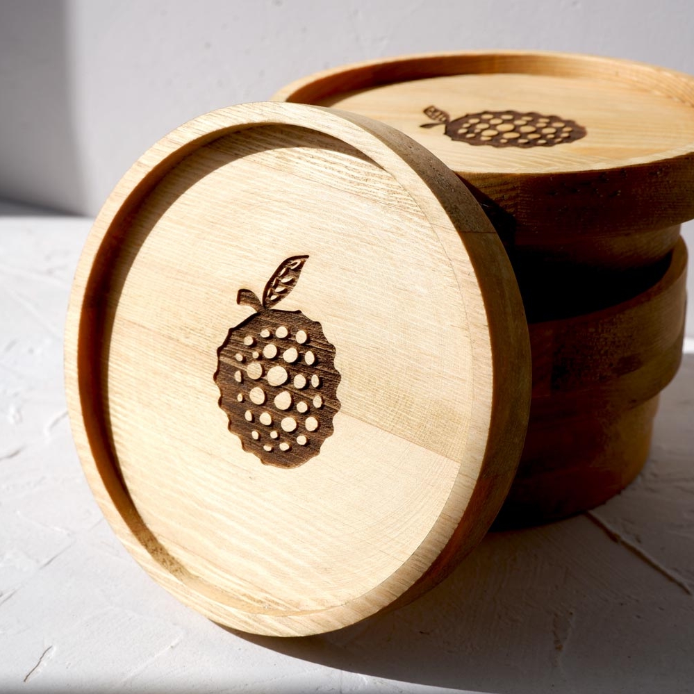 поднос круглый небольшой из массива дерева сосны с гравировкой логотипа