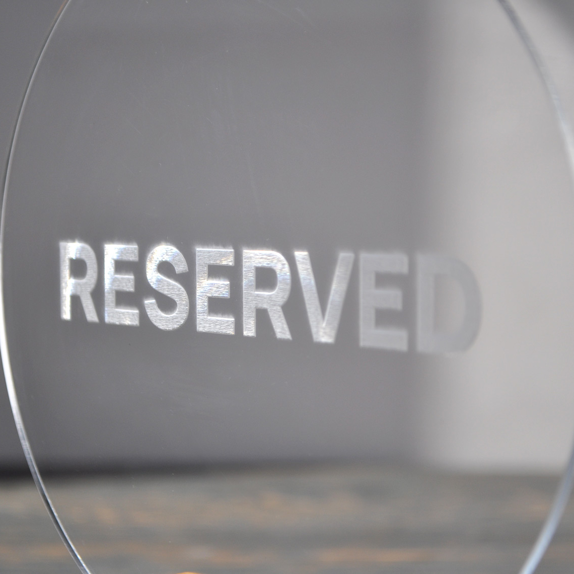 необычная прозрачная табличка резерва стола для кафе ресторана заказать купить с доставкой в любой город