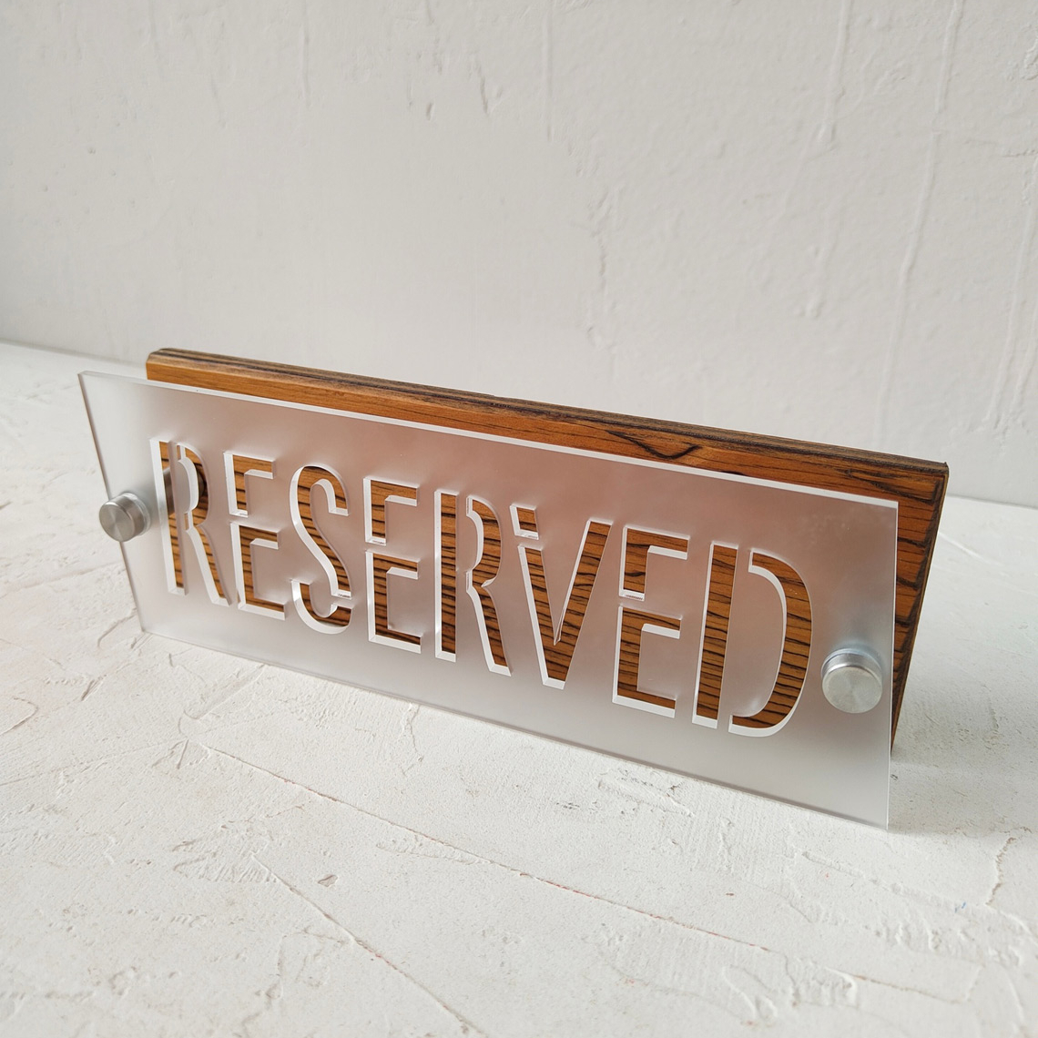 необычная полупрозрачная табличка резерва стола для кафе ресторана заказать купить с доставкой в любой город