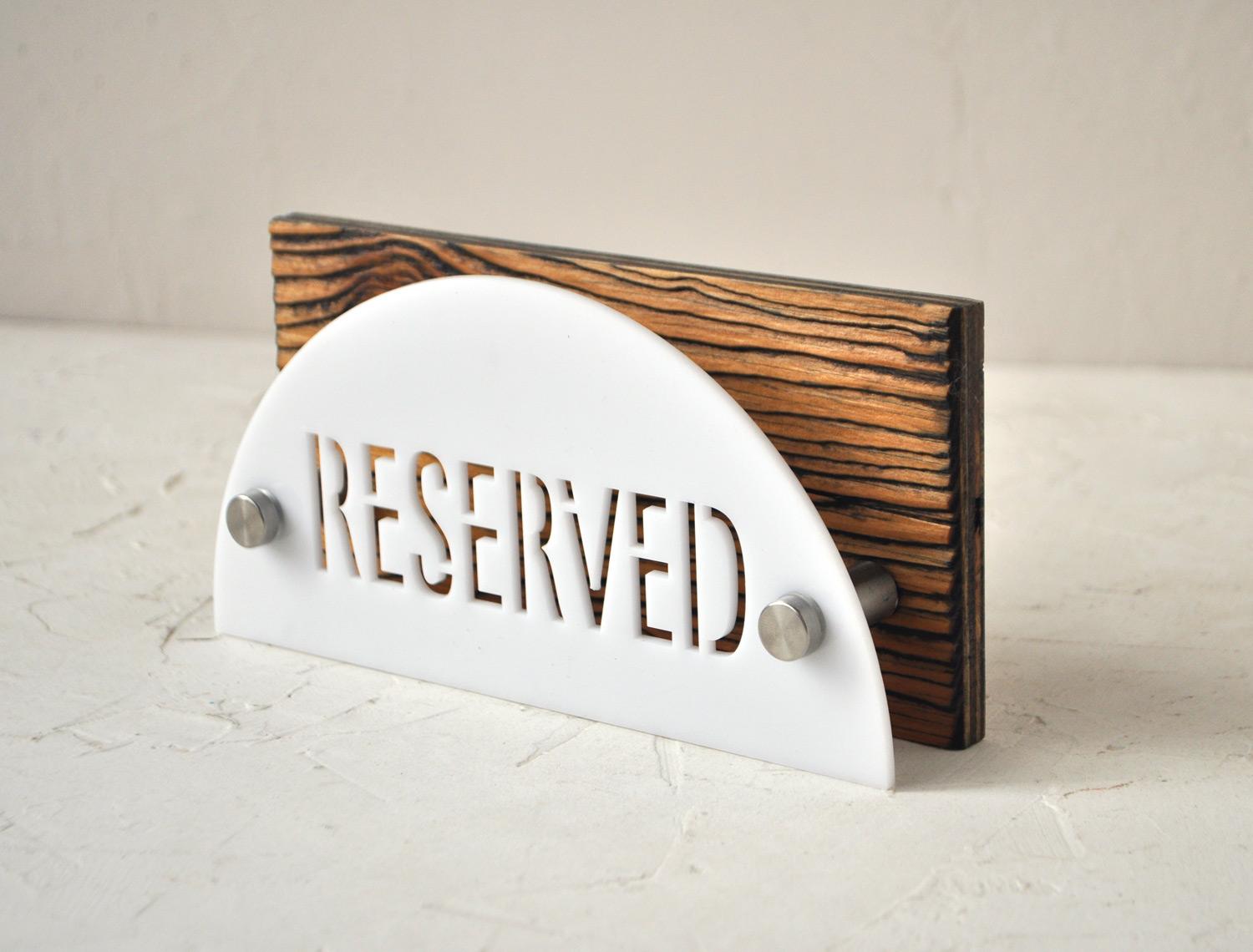 Изготовление настольных табличек и подставок в Алматы