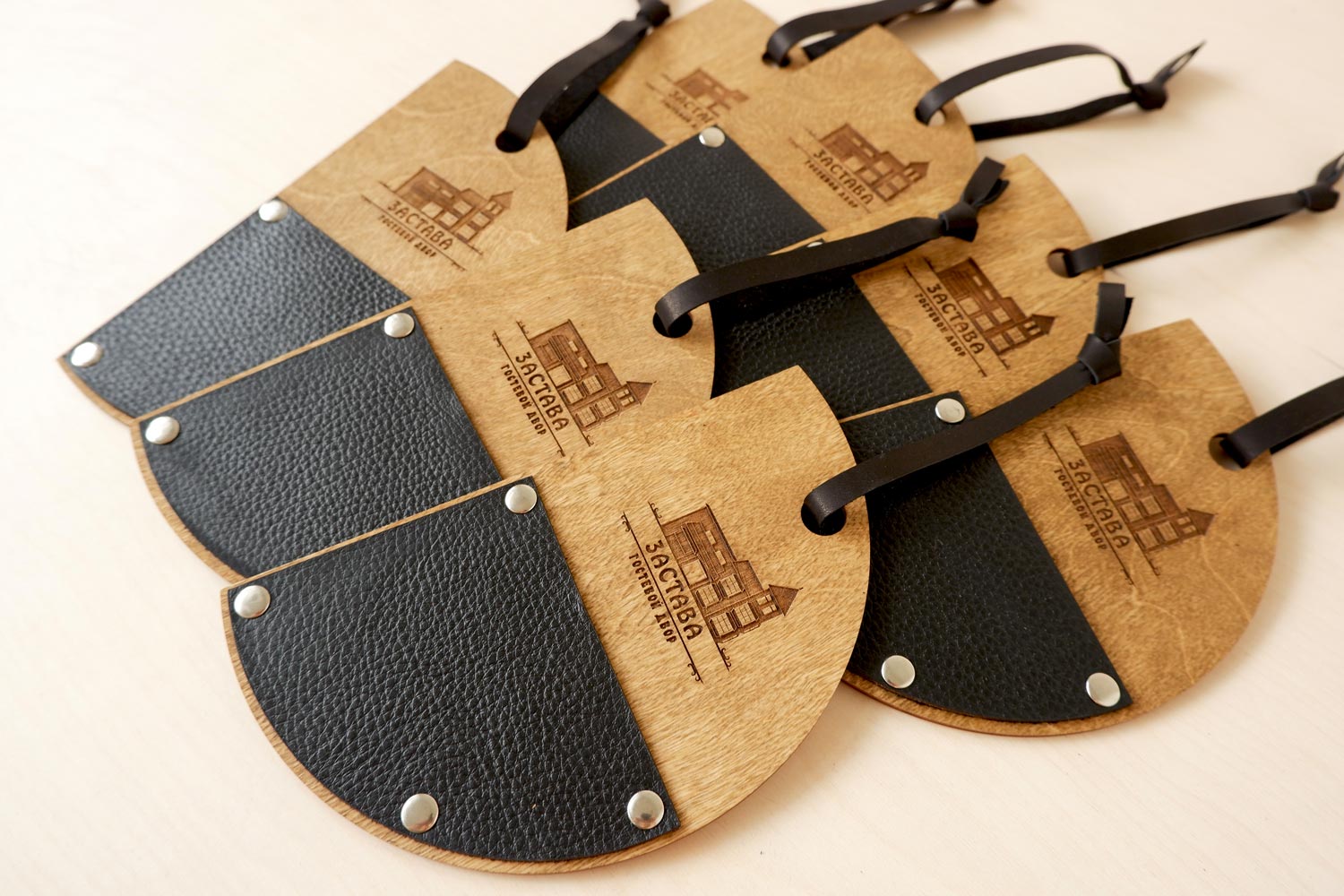 Счетница деревянная полукруг с кожаным кармашком