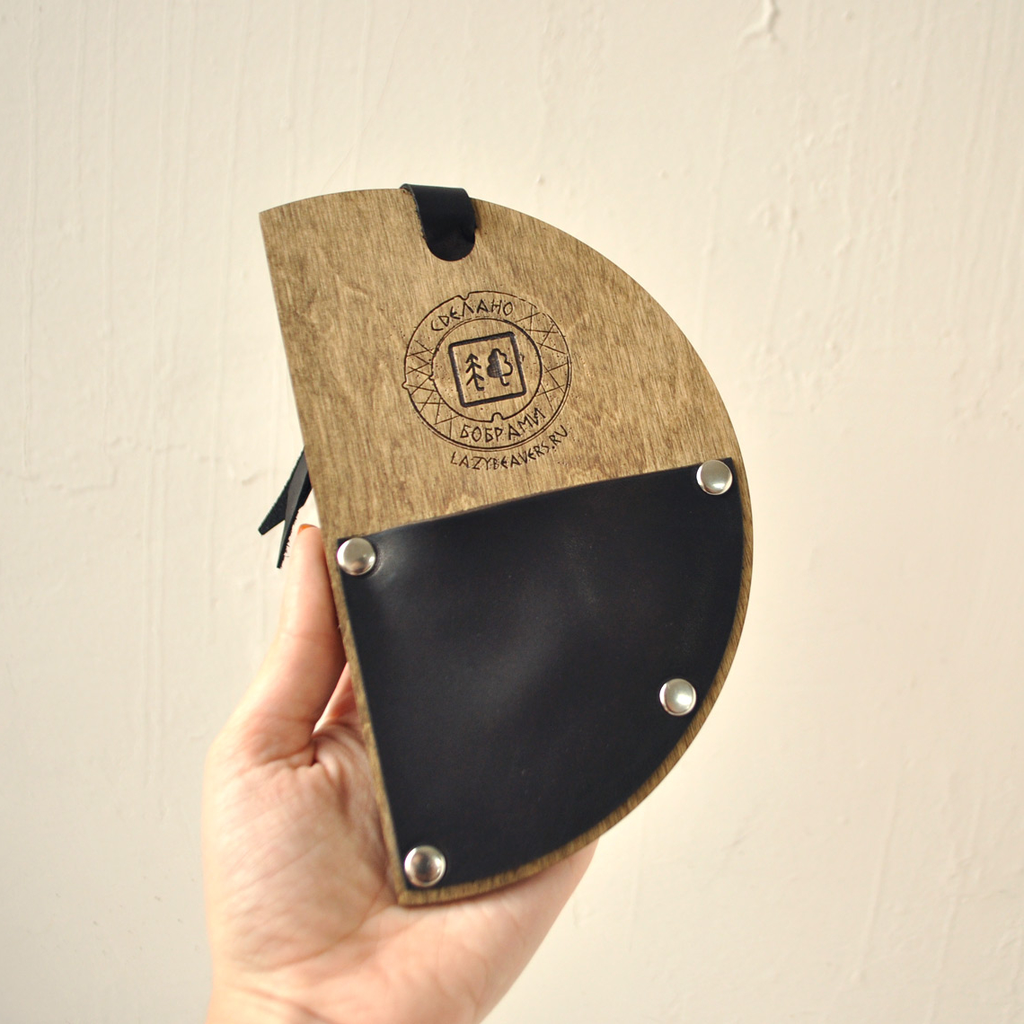 Счетница планшет с кожаным кармашком с гравировкой логотипа купить для кафе или ресторана