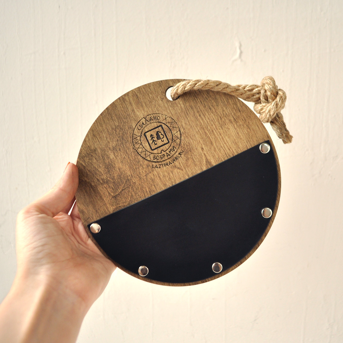 Счетница круглая деревянная с кожаным кармашком с гравировкой логотипа купить для кафе или ресторана