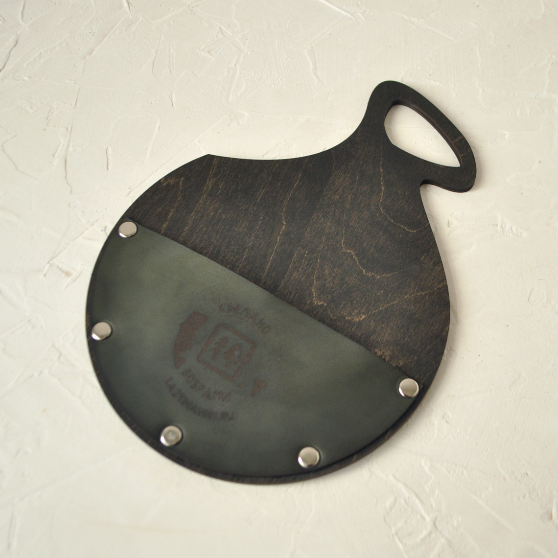 Счетница дощечка с кармашком из кожи деревянная с гравировкой логотипа купить для кафе или ресторана