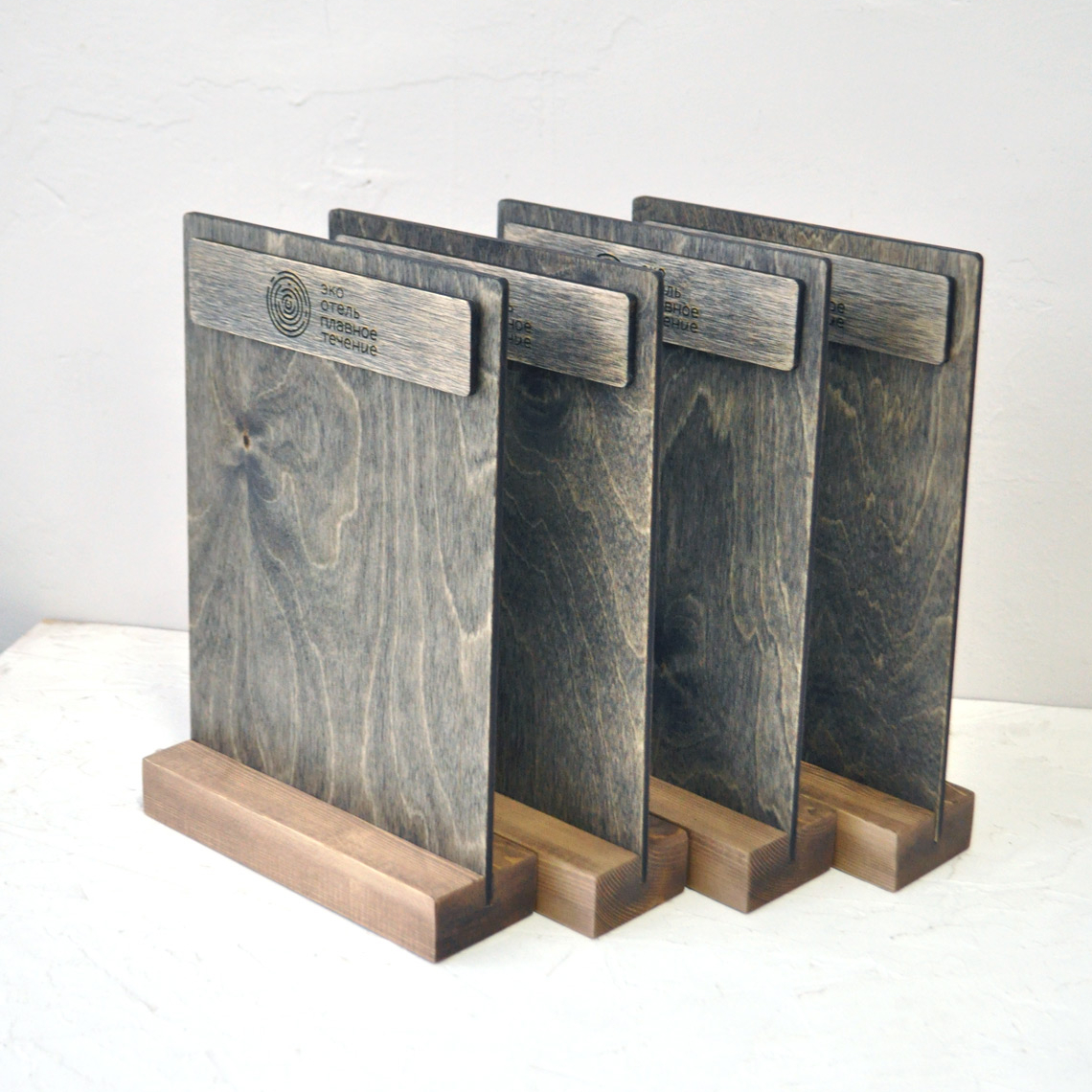 тейбл-тент деревянный с магнитом с магнитным держателем на подставке с гравировкой логотипа