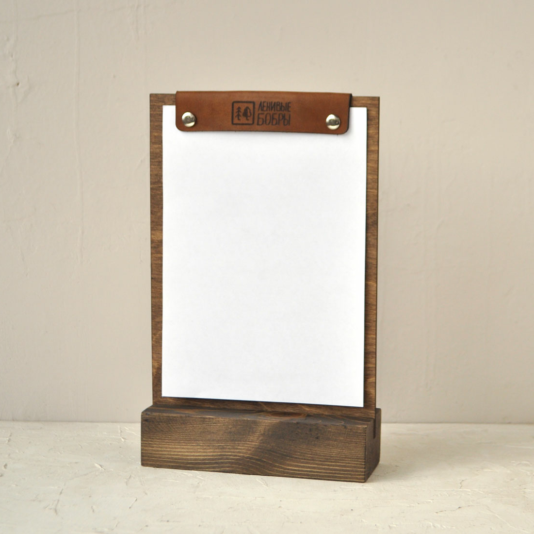 деревянный тейбл-тент на винтах двухсторонний купить заказать с гравировкой логотипа