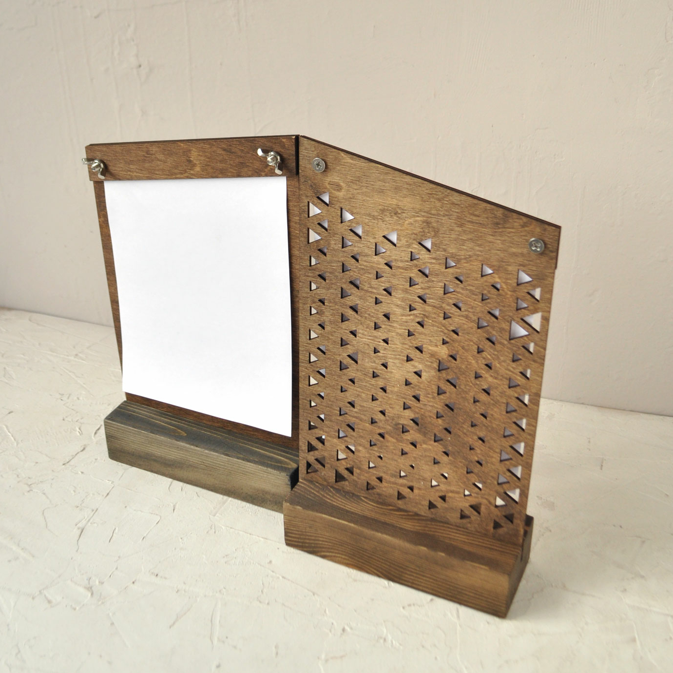 деревянный тейбл-тент на винтах на подставке купить заказать с гравировкой логотипа