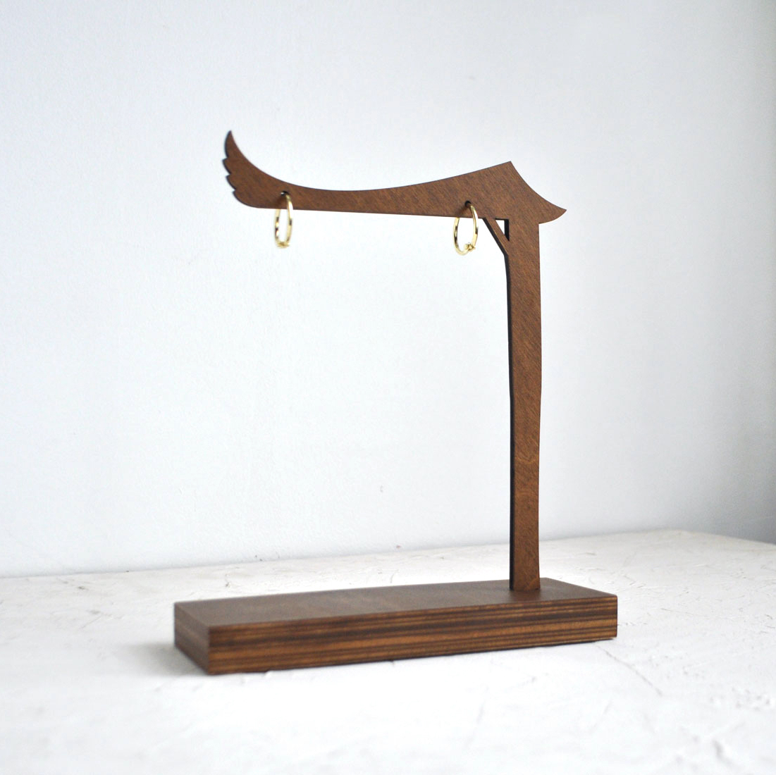 держатель для таблички с кольцами из дерева купить заказать со своим логотипом