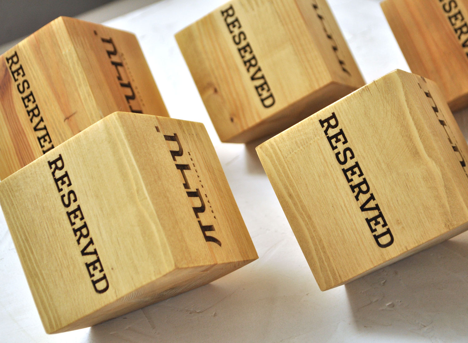 Кубик из массива дерева - резерв на стол с гравировкой