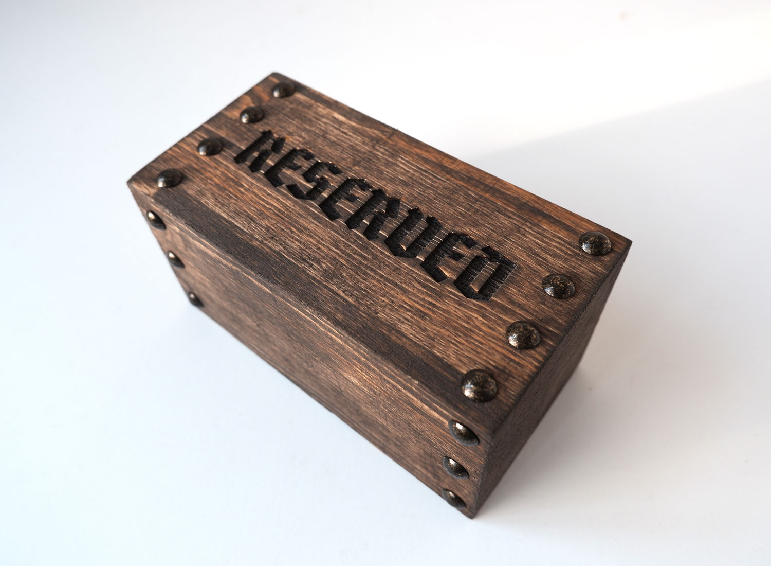 Табличка резерва стола - брусок под старину с гвоздиками