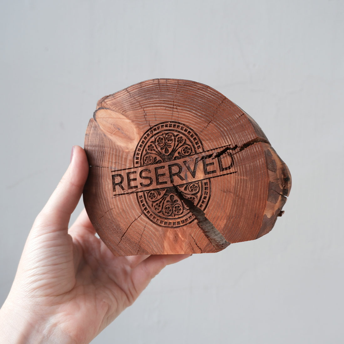 табличка резерва стола из спила дерева на заказ купить