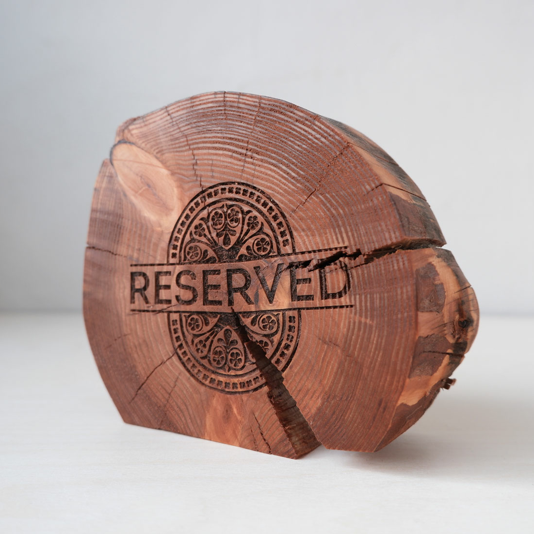 табличка резерва стола из спила дерева на заказ купить