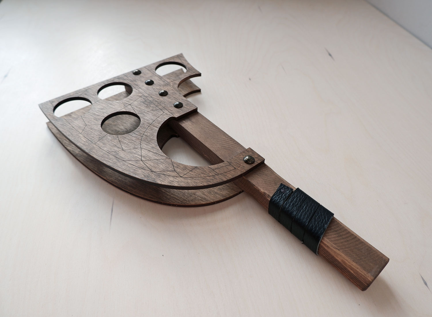 Шотница из дерева в виде топора в скандинавском стиле