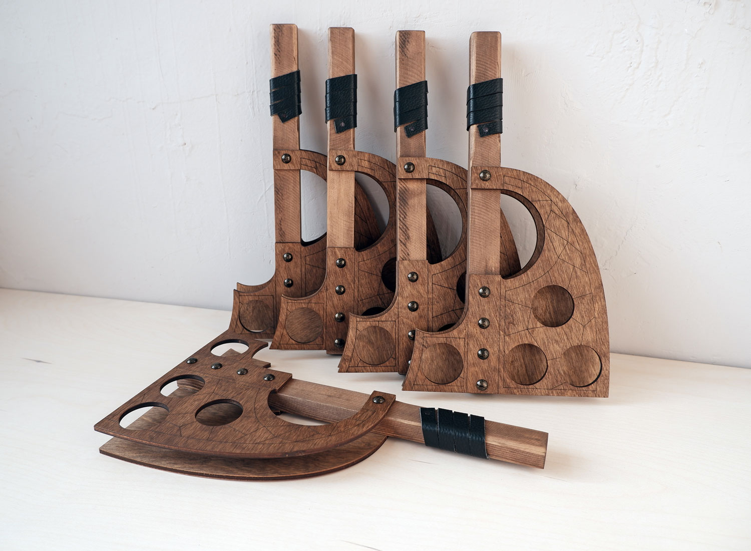 Шотница из дерева в виде топора в скандинавском стиле