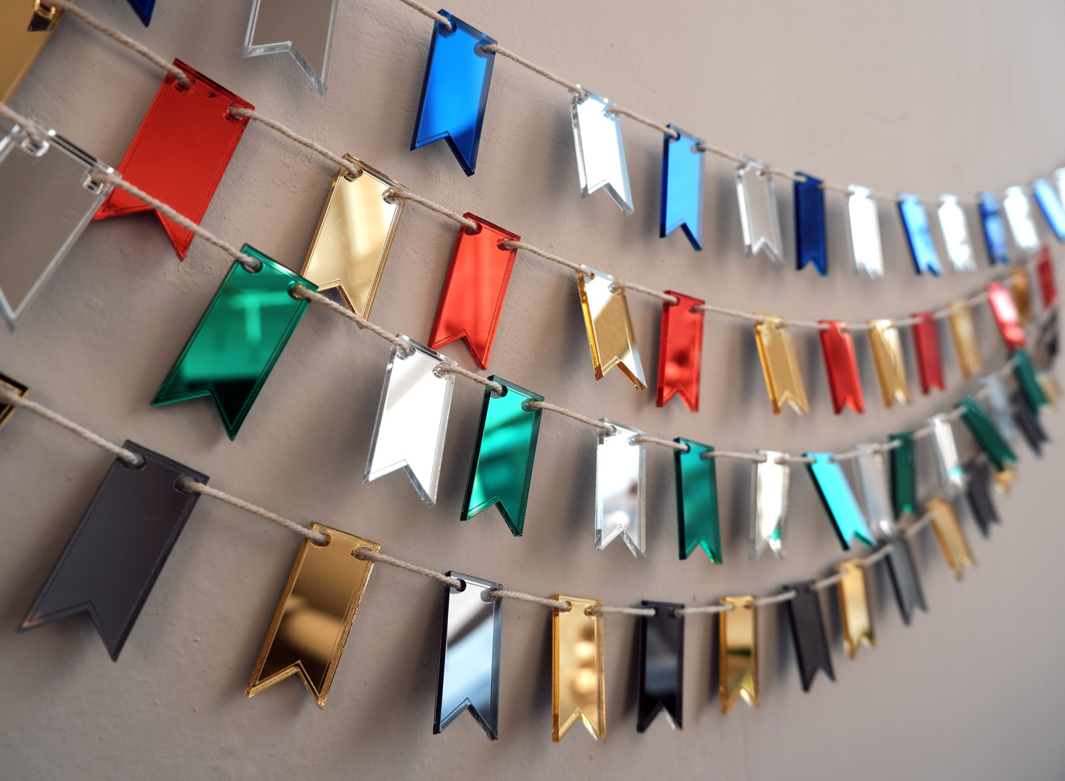 Гирлянда из зеркальных флажков в цветах факультетов Хогвартса