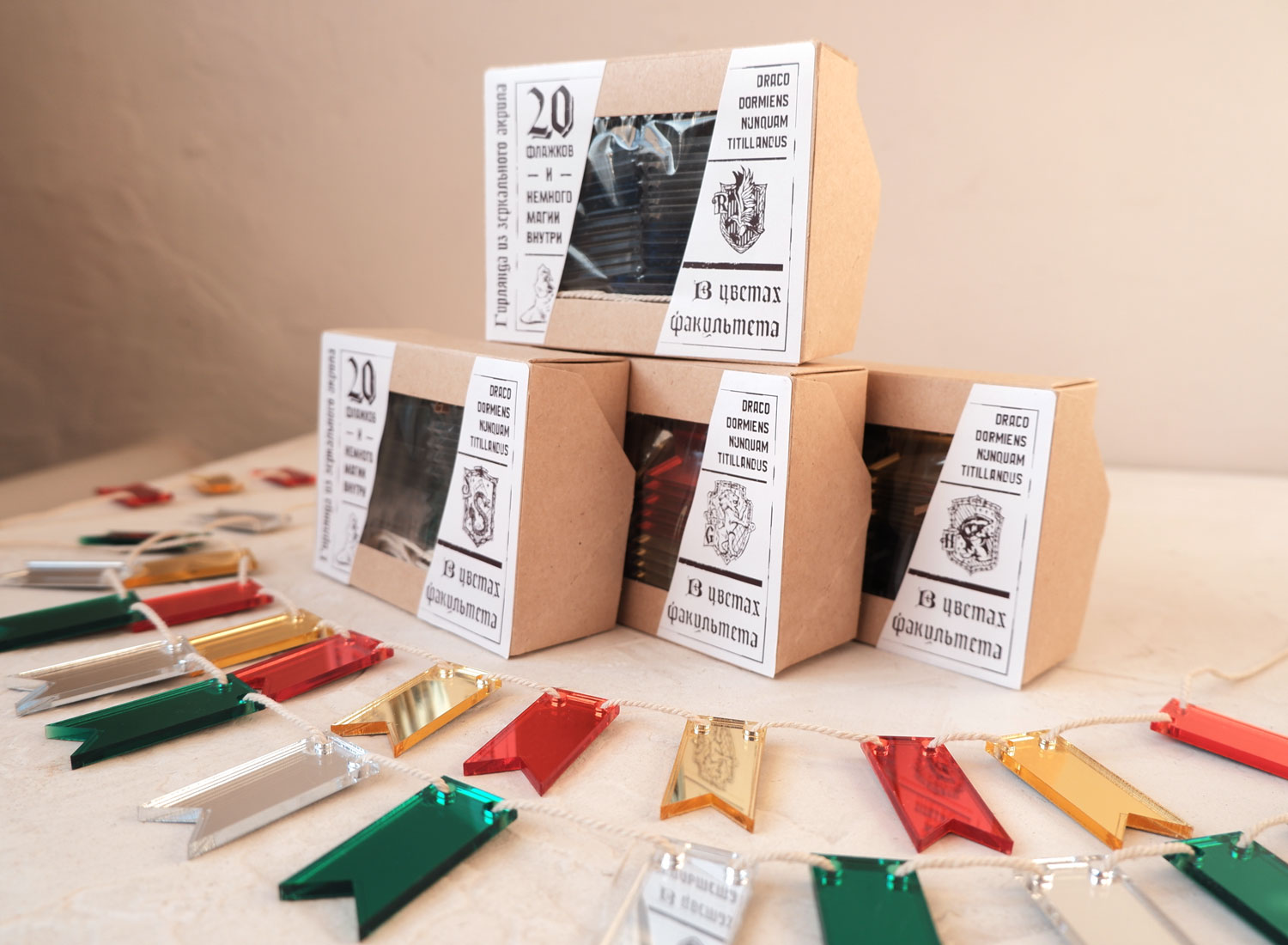 Гирлянда из зеркальных флажков в цветах факультетов Хогвартса