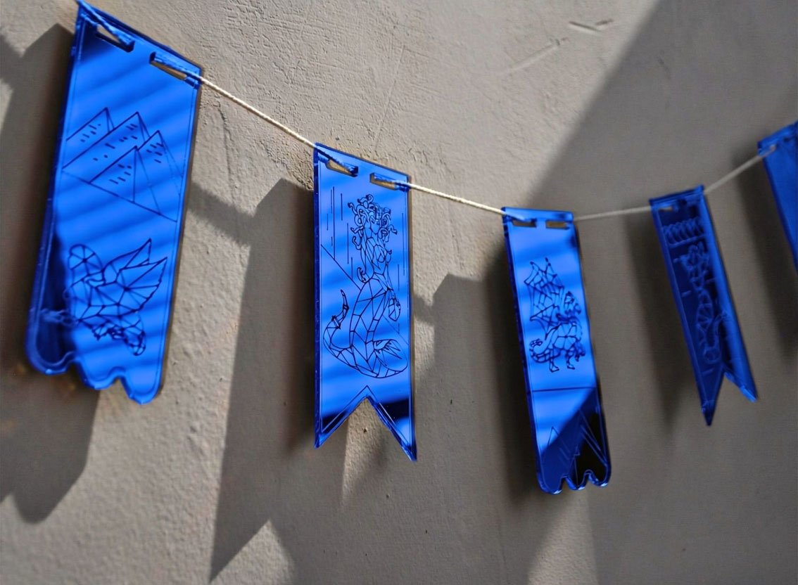 Гирлянда из больших зеркальных акриловых флажков