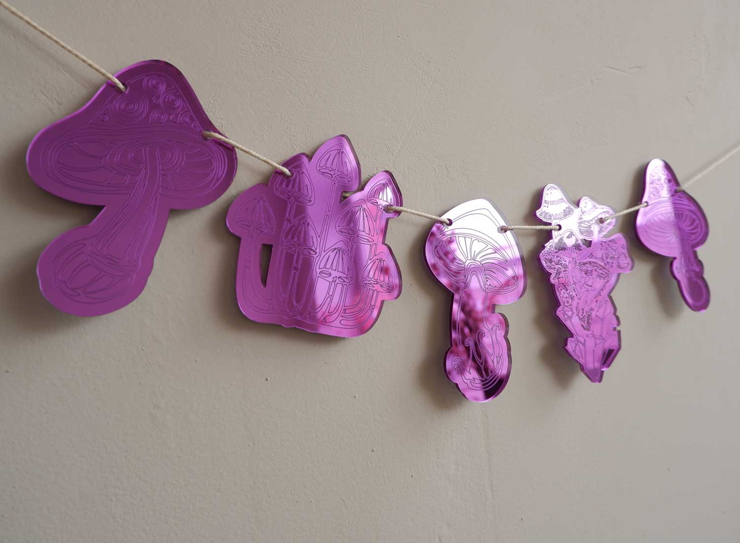 Гирлянда из больших зеркальных акриловых грибов