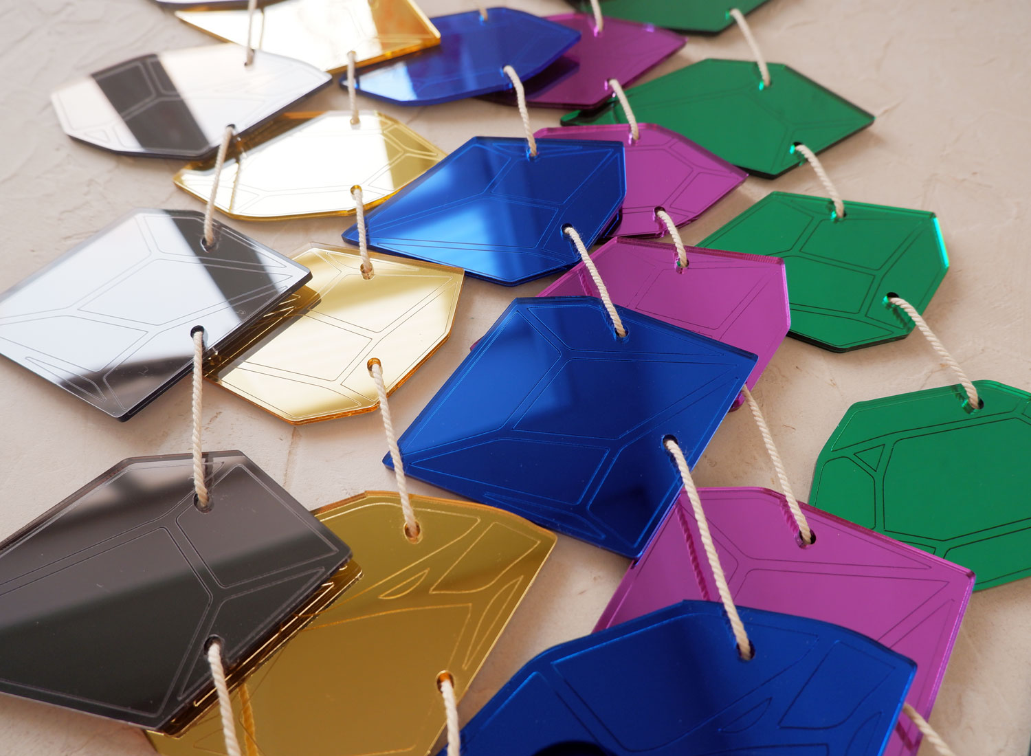 Гирлянда из больших зеркальных акриловых кристаллов