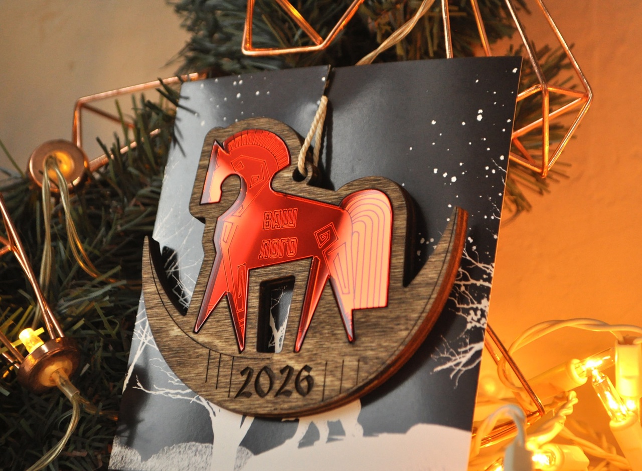 Ёлочная игрушка зеркальная красная лошадка-качалка в деревянной оправе с вашим логотипом (минимальный тираж 15 штук)