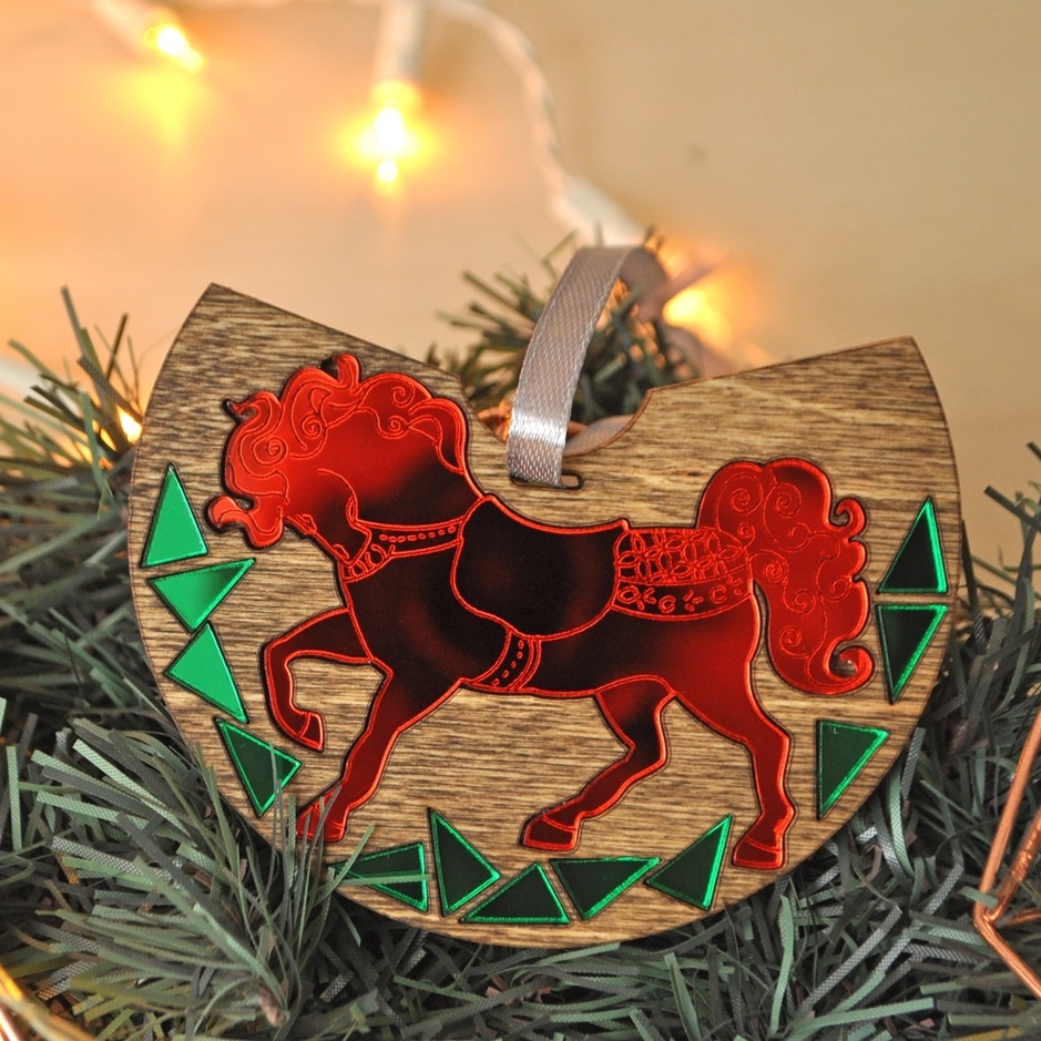 Ёлочная игрушка зеркальный красный конь в деревянной оправе