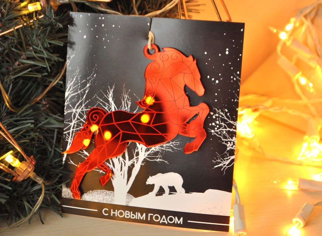 Ёлочная игрушка зеркальная красная лошадь - символ 2026 года в подарочной упаковке