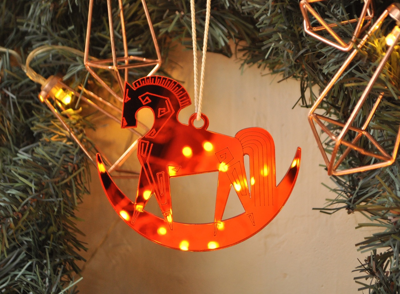 Зеркальная красная лошадка качалка - ёлочная игрушка символ 2026 года в подарочной упаковке