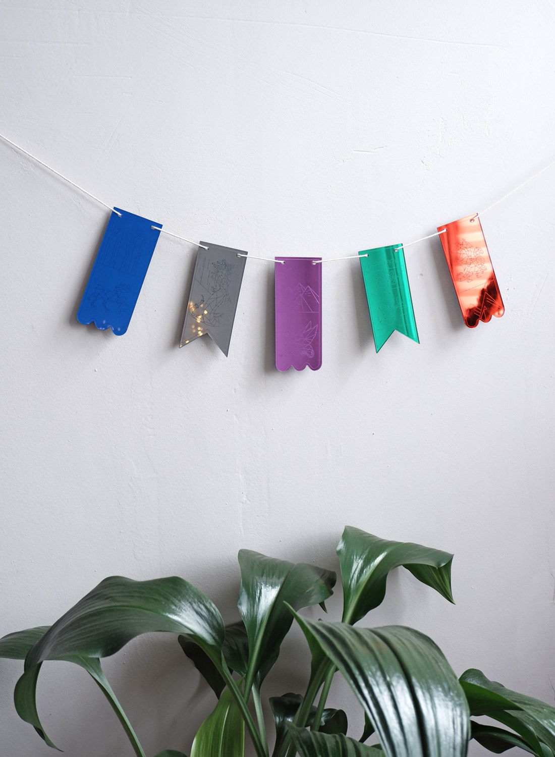 Гирлянда из акриловых зеркальных флажков с вашим дизайном/лого