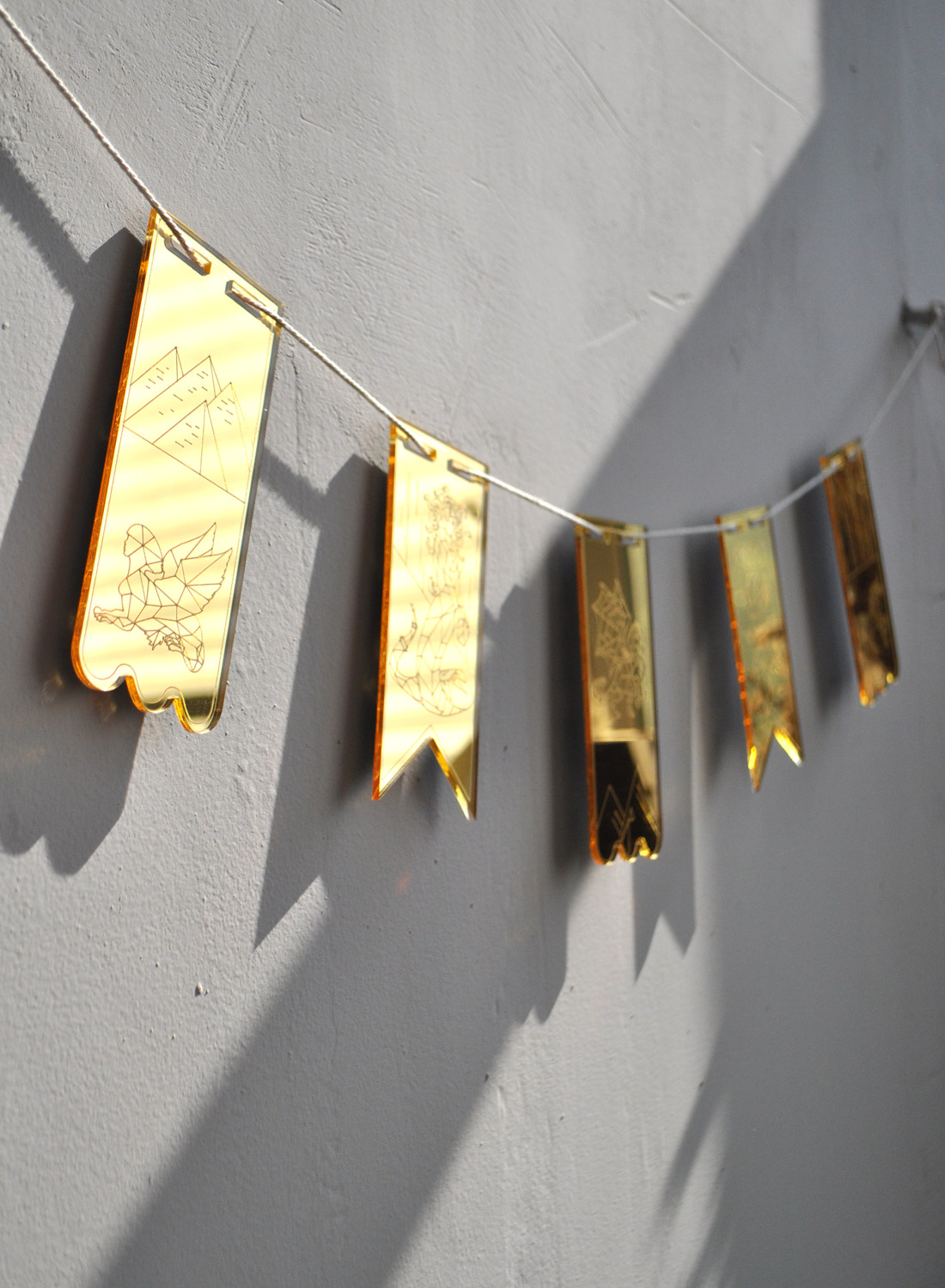 Гирлянда из акриловых зеркальных флажков с вашим дизайном/лого