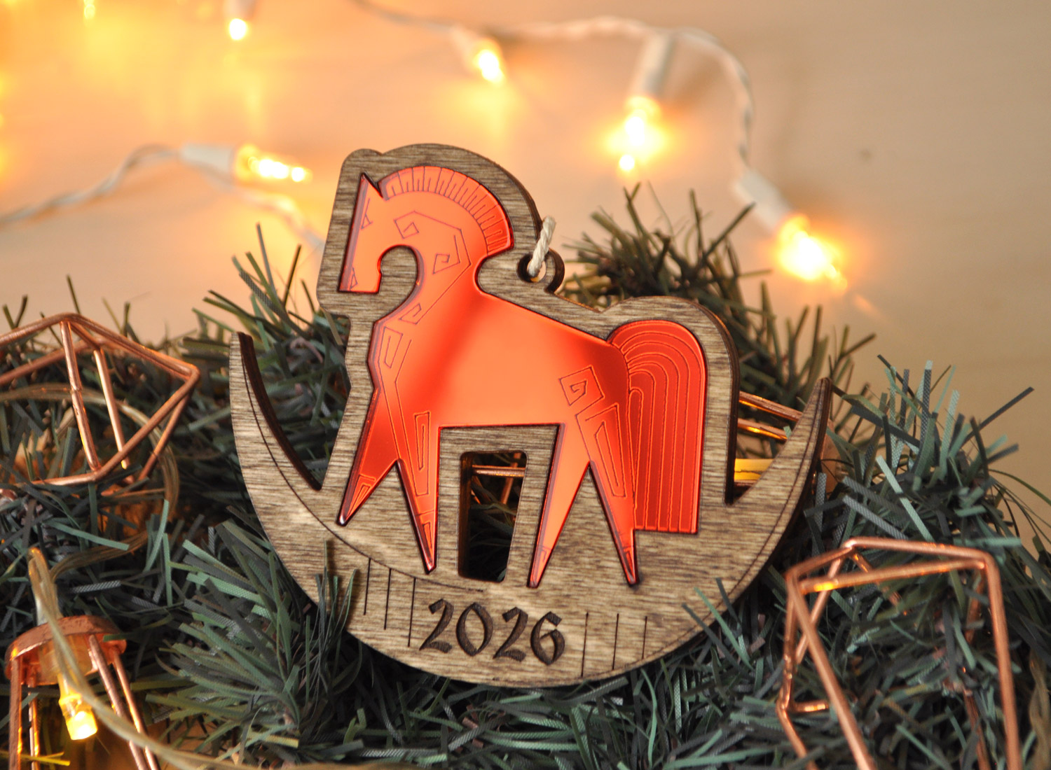 Ёлочная игрушка зеркальная красная лошадка-качалка в деревянной оправе в подарочной коробочке