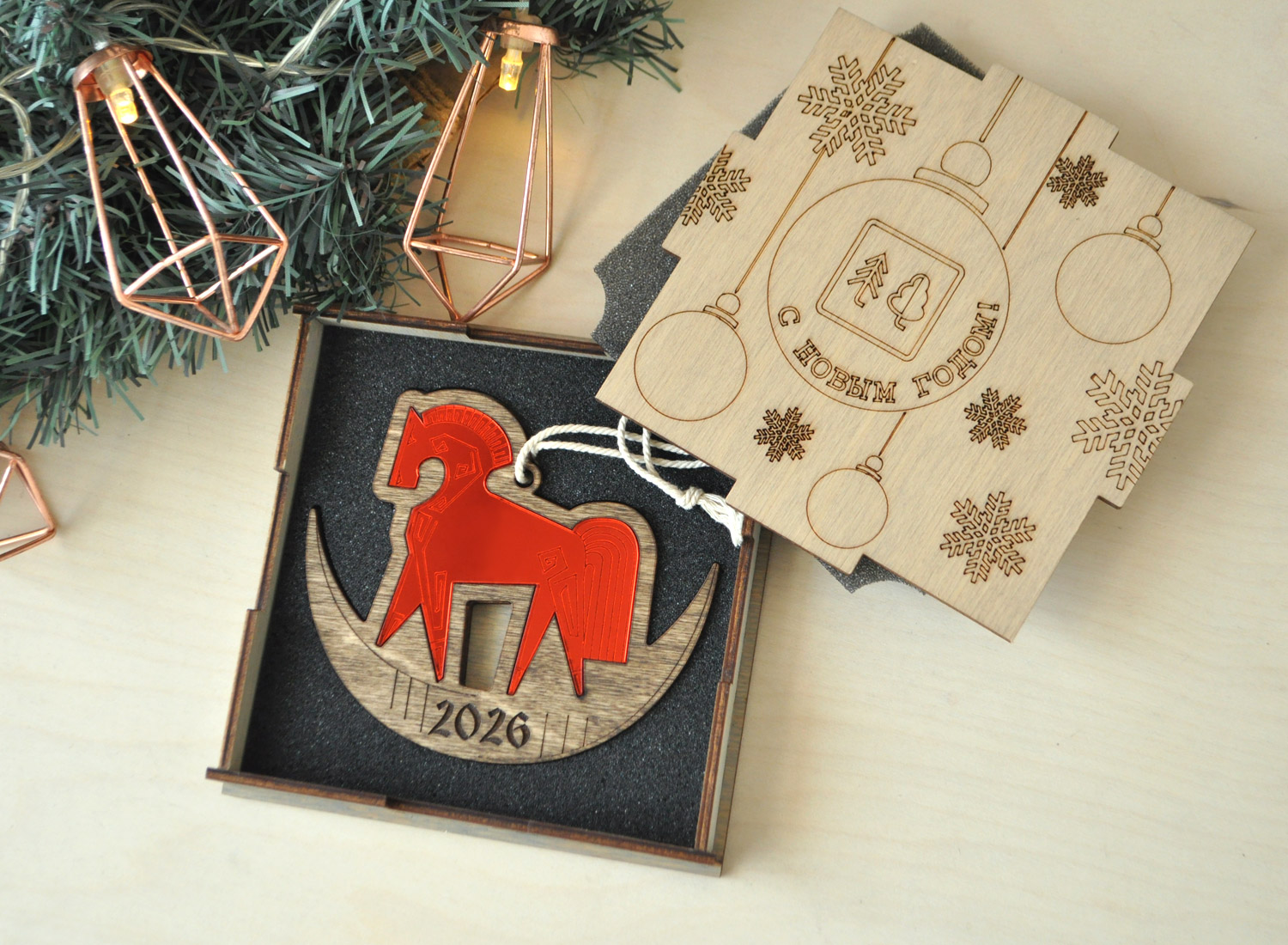 Ёлочная игрушка зеркальная красная лошадка-качалка в деревянной оправе в подарочной коробочке