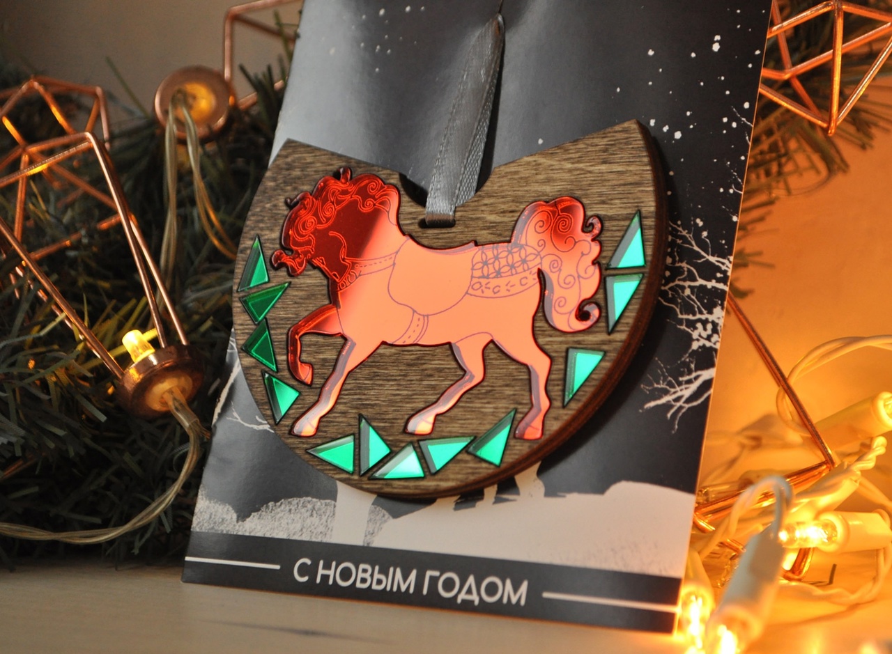 Ёлочная игрушка зеркальный красный конь в деревянной оправе в подарочной коробочке