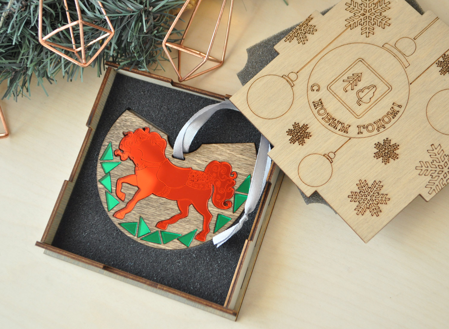 Ёлочная игрушка зеркальный красный конь в деревянной оправе в подарочной коробочке