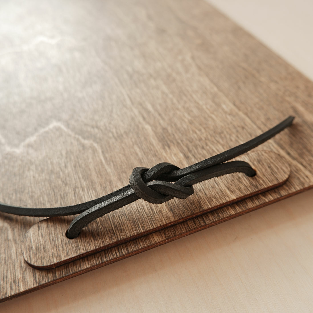 Планшет для меню с деревянным зажимом и кожаным ремешком