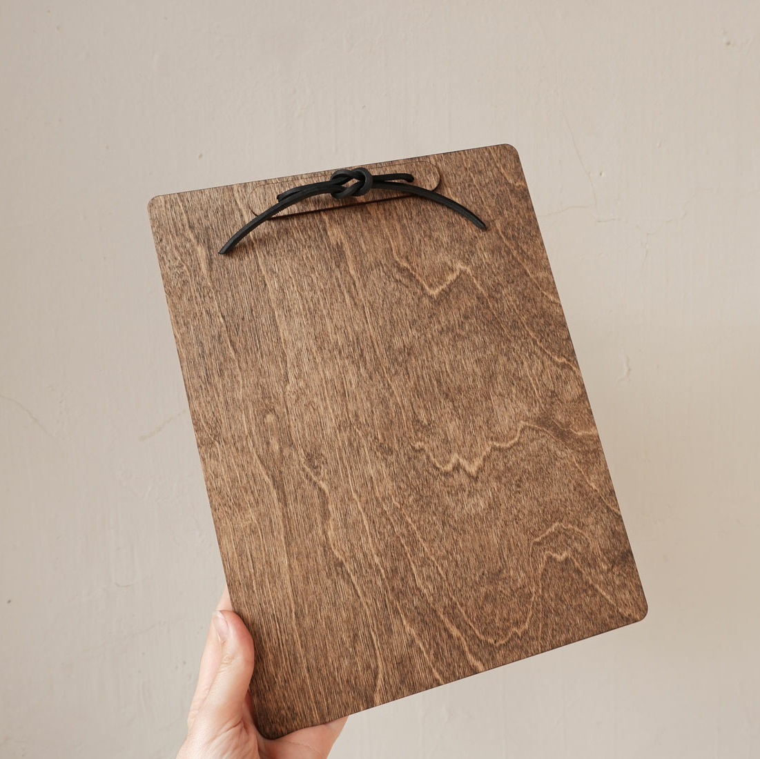 Планшет для меню с деревянным зажимом и кожаным ремешком